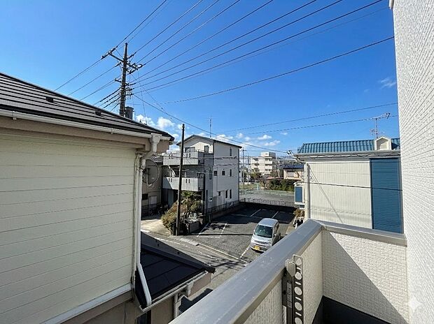 陽当りが良いと、洗濯物が乾きやすいですし、湿気やカビの心配も減るので快適です。寒い冬の日でも、日差しが届くと家の中が暖かくなりますね。