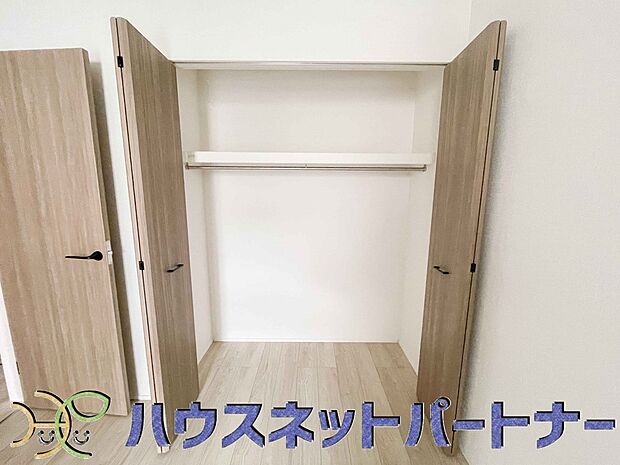壁面クローゼットのメリットは、衣類が横一列に並ぶためひと目で洋服が選びやすいこと。衣類をたくさんお持ちの方も、限られたスペース内に無理なく収納することができます。