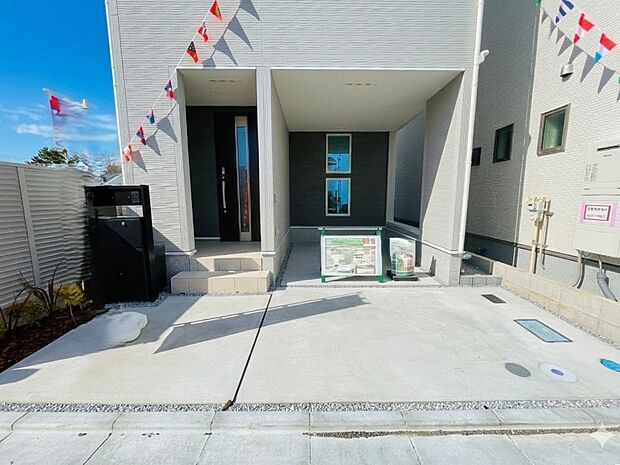 ゆったりとした駐車スペースを確保いたしましたので、大きめのお車でも駐車可能です。自転車やバイクなど、ゆとりのある敷地で置き場所に困ることはないでしょう。