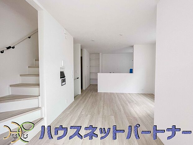 キッチンカウンターがあると配膳が楽なことがメリットの一つ。後片付けをするときも、ダイニングテーブルからあまり動かずに流し台へ運ぶことができるので便利です♪