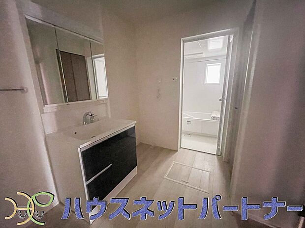 洗面室のある脱衣所は広々。脱いだお洋服をそのままお洗濯。