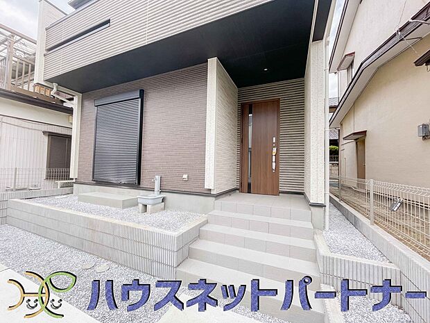 上質感漂う玄関へのアプローチ。居住者の帰り、訪れる方を優しく迎える・安らぎに満ちた生活空間を予感させる。健やかな暮らしを楽しめそう。