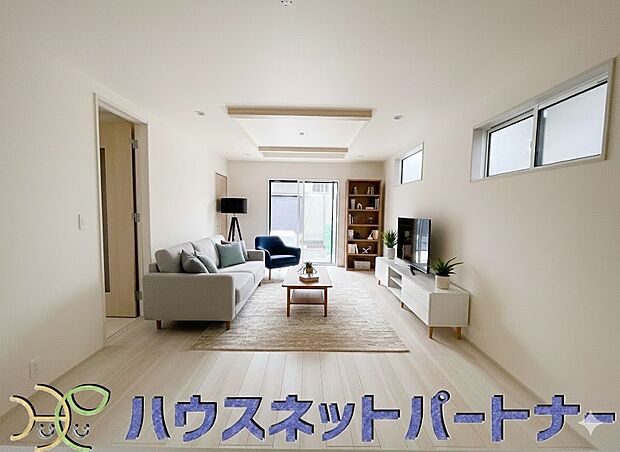 太陽の光が照らす明るいリビングは、開放感があり通風・採光に優れ、心地よい光と風が舞い込んできます。心休まるリビングは何よりも快適な時間を過ごせます。