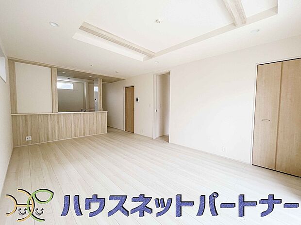 整然とした空間演出、快適な理想の暮らしの実現は家のみの拘りではなく、そこで暮らす方々にとって素敵な環境であることも挙げられると思います。四季折々の変化が奏でる鼓動を楽しんで下さい。