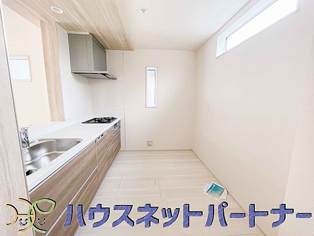 カウンターキッチンは広くて収納力もあるので、快適に料理をすることができます。食器や炊事用具を手の届くところに配置しやすいため調理もスピーディーです。