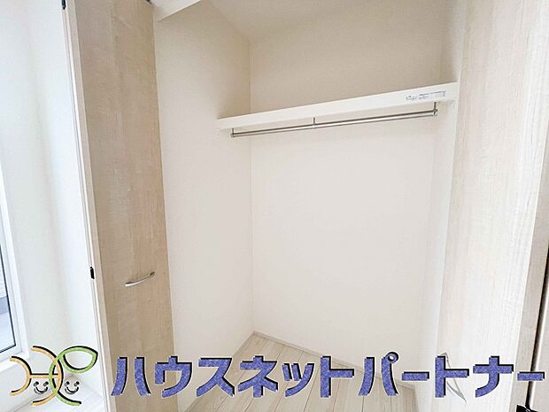 多くの人がお困りの住まいの収納。壁面クローゼットがあればタンスを置く必要がなく、出っ張りのないスッキリ空間を維持できます。限られたスペースを有効に活用できそう。