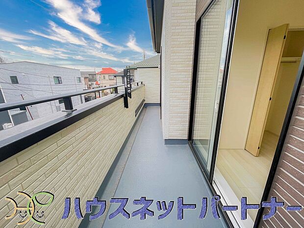 陽当りが良いと、洗濯物が乾きやすいですし、湿気やカビの心配も減るので快適です。寒い冬の日でも、日差しが届くと家の中が暖かくなりますね。