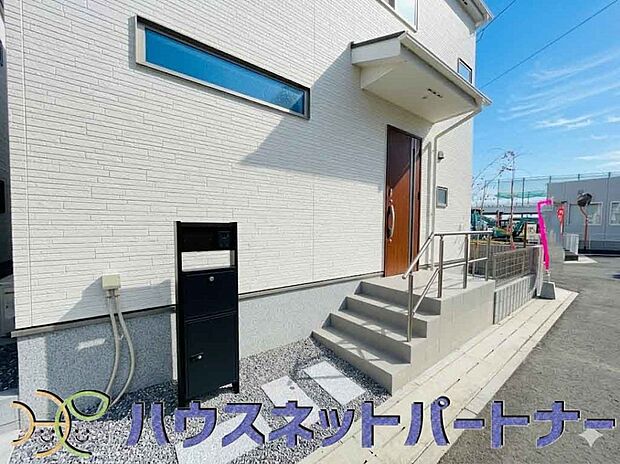 宅配ボックス。好きな時間にいつでも荷物を受取れるため、到着時間を気にして自宅で待機したり、再配達の連絡をする手間がかかりません。共働きなど不在が多い方、ネット通販の利用が多い方に大変便利。
