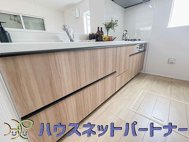 木目調のキッチンは落ち着いた雰囲気で収納もたくさん。嬉しい食洗器付です。汚れも目立ちません。