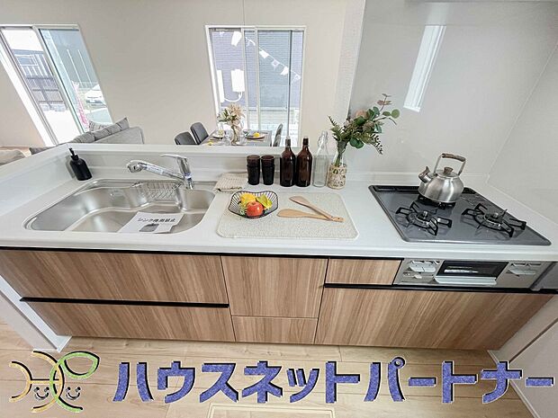 人工大理石トップを纏った最新設備搭載のシステムキッチン。収納数も多いので、常に纏まりある空間に。DKを見守りながらお料理も出来るので、お子様がいても安心です。