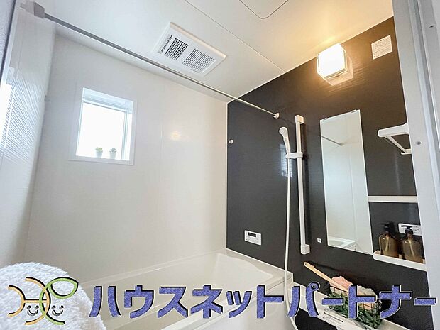 窓がある浴室は心地よいバスタイムを演出してくれます。たまには本を読みながら半身浴もいいですね。