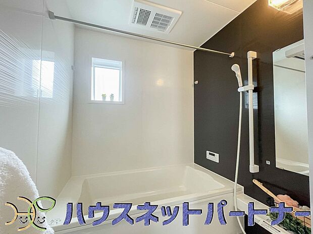 高級感溢れるカラーと大きさ・柔らかな曲線で構成された半身浴も楽しめるバスタブが心地よさをもたらします。窓もあるので換気もしっかりできますね。