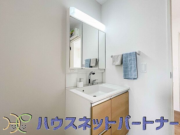 十分な大きさの洗面台は、身だしなみチェックや歯磨きなど、朝の慌ただしい時間でもホテルライクなスペースで余裕とゆとりを感じて頂けます。