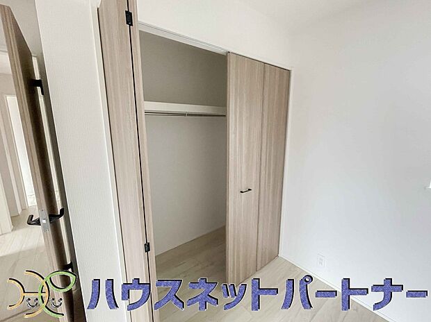 壁面クローゼットのメリットは、衣類が横一列に並ぶためひと目で洋服が選びやすいこと。衣類をたくさんお持ちの方も、限られたスペース内に無理なく収納することができます。