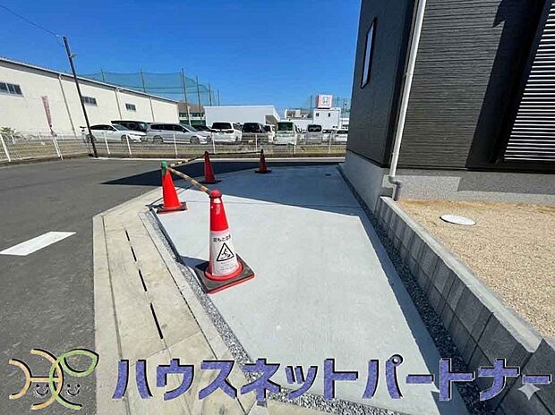 通勤や家族の送迎など、毎日の生活にマイカーが欠かせない方にとって駐車場は大事な条件。敷地内にカースペースがあれば、お出かけやお買い物の際の搬入出もらくらくです。