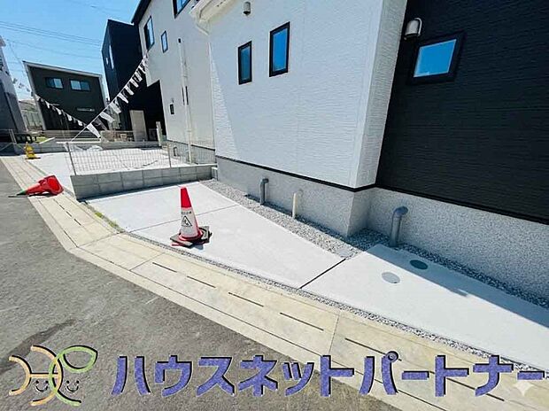 敷地内に駐車スペースが2台分確保されています。通勤、お出かけ、ショッピングなど、家族で出かける際の足となる車。状況に応じて使い分けたい、そんな方におすすめです。