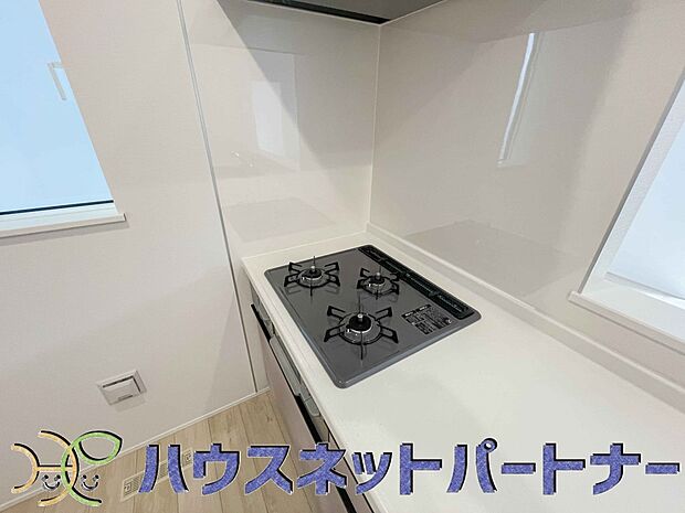 三口コンロで料理の幅を拡げてくれる使いやすいシステムキッチンを採用。洗い場も大きいので野菜や食器を洗ったりする際にも捗り、奥様の強い味方となってくれるはずです。