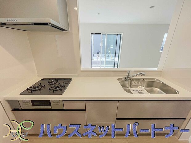 人工大理石のワークトップやシンクは、水を流しただけできれいになったように見えます。白いキッチンは明るく清潔感があり、とっても素敵です。