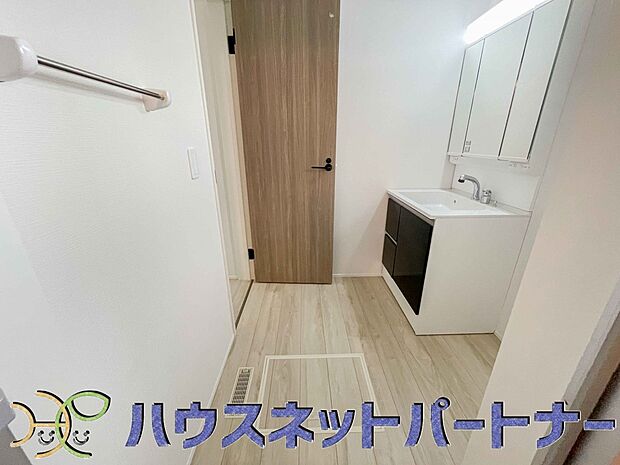 広い脱衣所、洗面台も大きなサイズを設置。建売では見ない広さと解放感。