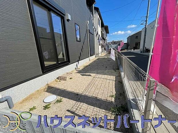 自宅に土いじりが出来るスペースって本当にいいですよね。季節のお花を植えてみては如何ですか。