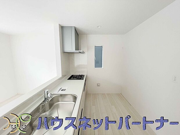 カウンターキッチンは広くて収納力もあるので、快適に料理をすることができます。食器や炊事用具を手の届くところに配置しやすいため調理もスピーディーです。