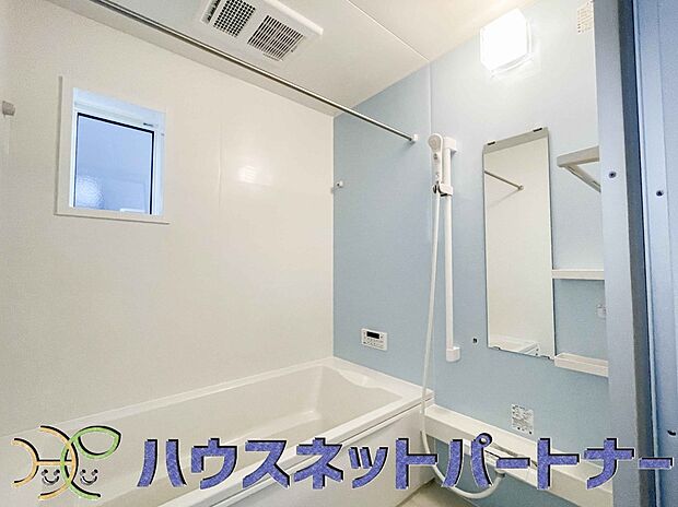 高級感溢れるカラーと大きさ・柔らかな曲線で構成された半身浴も楽しめるバスタブが心地よさをもたらします。