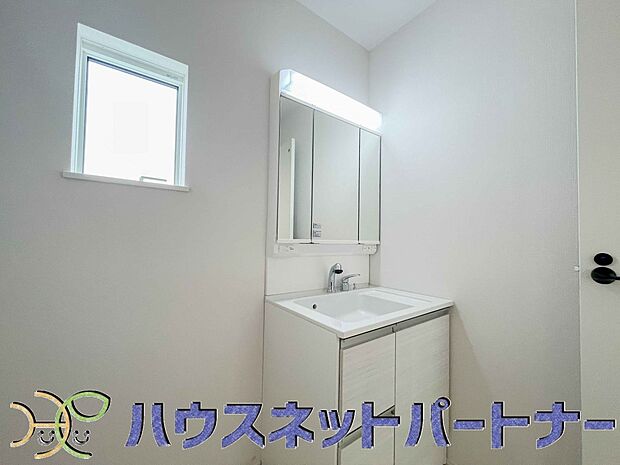 大きく見やすい三面鏡で清潔感ある洗面台は、身だしなみチェックや肌のお手入れに最適です。何かと物が増える場所だからこそ、スッキリと見映えの良い空間に拵えました。