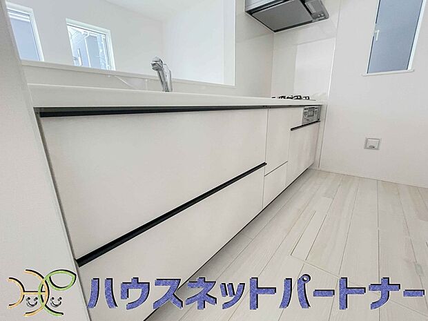 キッチンは家族一緒にお料理が出来る広さ。たまにはご夫婦でお料理も良いですよね。