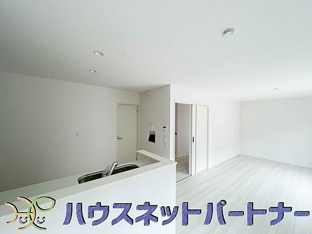 お料理できたらカウンターから手渡しができます。家族で会話をしながらお料理を楽しく。