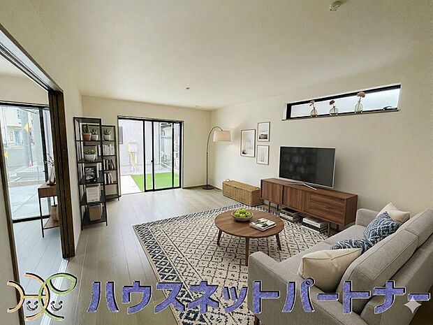 太陽の光が照らす明るいリビングは、開放感があり通風・採光に優れ、心地よい光と風が舞い込んできます。心休まるリビングは何よりも快適な時間を過ごせます。(家具はイメージです)