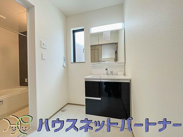 落ち着いた空間を演出するカラーと、ゆったり落ち着いてお使い頂ける広さが魅力の洗面所。居室からも独立しており、プライベート空間を保ちます。
