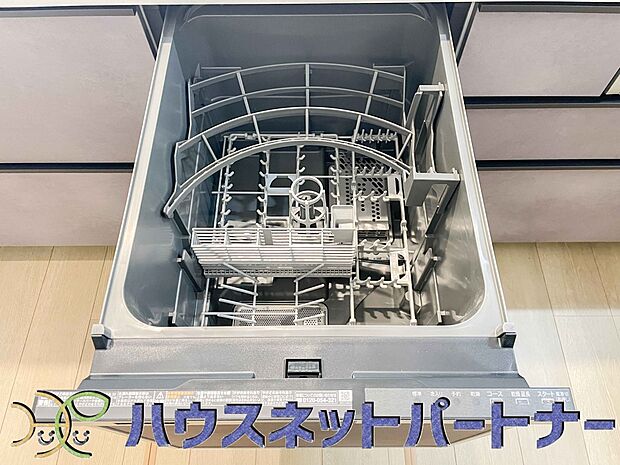 食器洗いのわずらわしさから開放してくれる嬉しい設備。後片付けの手間を減らし奥様の時間を有効活用できます。お湯と洗剤を使う機会が少なくなるため、手荒れ防止にも。