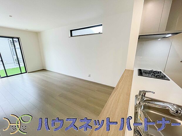 キッチン吊戸棚を無くす事によって、コミュニケーションを重視した設計に致しました。区画によって変わる一体感を、実際にご覧になって頂けましたらと思います。