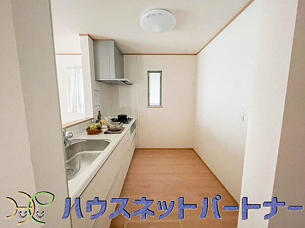 カウンターキッチンは広くて収納力もあるので、快適に料理をすることができます。食器や炊事用具を手の届くところに配置しやすいため調理もスピーディーです。