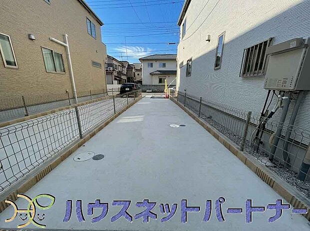 3台駐車可能な敷地は前面道路で駐車も楽々ですね。夏にはお子様のプールを広げてみてはいかがですか。