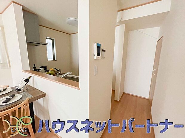 キッチン吊戸棚を無くす事によって、コミュニケーションを重視した設計に致しました。区画によって変わる一体感を、実際にご覧になって頂けましたらと思います。