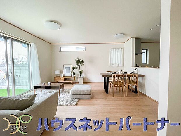 明るく開放的なダイニング。家族とのコミュニケーションが取りやすく、みんなの笑顔が溢れます。