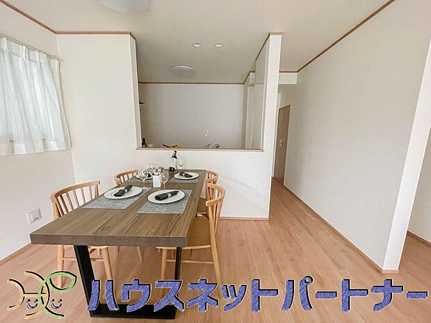 リビングは、食事スペースと寛げる場所設けてもまだ余裕の広さ。明るい光が照らしてくれます。