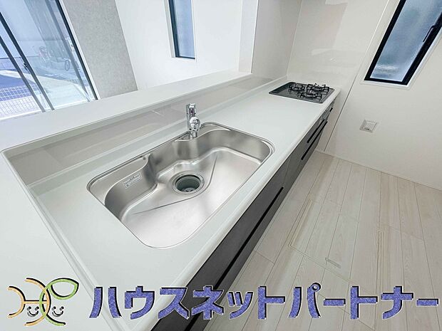 人工大理石のワークトップやシンクは、水を流しただけできれいになったように見えます。白いキッチンは明るく清潔感があり、とっても素敵です。