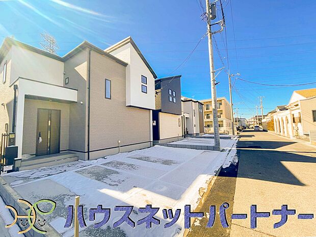 前面道路でお車を駐車するのも楽々。