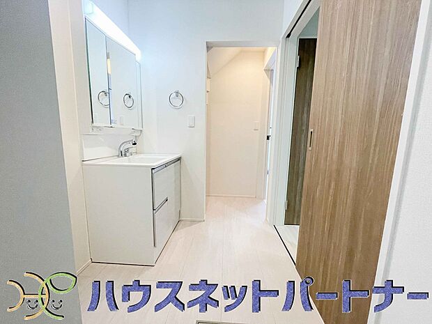 広い脱衣所、洗面台も大きなサイズを設置。建売では見ない広さと解放感。