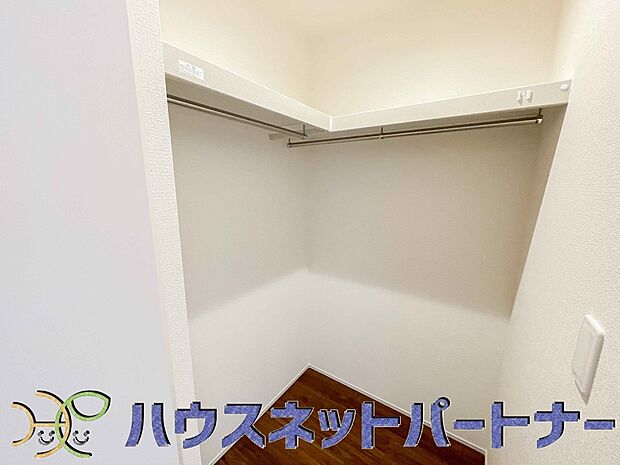 WICのメリットの1つ目は、1箇所にまとめて収納が出来ること。2つ目は、衣替えが必要ないこと。3つ目は、扉が少なくなり室内がスッキリ見えること。