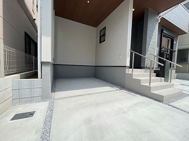 ビルトインガレージは、車がきれい。ビルトインガレージなら「野ざらし、雨ざらし、吹きさらし」になりません。汚れやいたみは減り、車の掃除もラクになります。