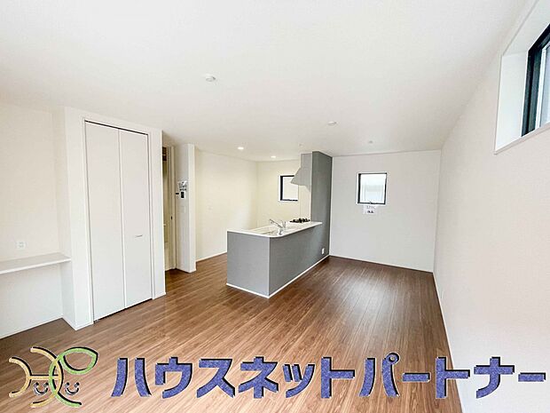 リビングは、食事スペースと寛げる場所設けてもまだ余裕の広さ。明るい光が照らしてくれます。