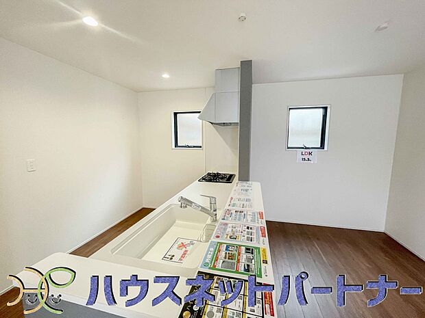 人工大理石のワークトップやシンクは、水を流しただけできれいになったように見えます。白いキッチンは明るく清潔感があり、とっても素敵です。