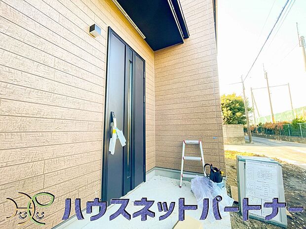 玄関前に季節のお花を置いて可愛く演出してみてはいかがですか。楽しいお家造りが待っています。