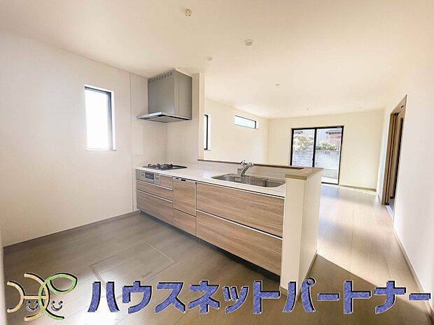 木目調のキッチンは落ち着いた雰囲気で収納もたくさん。嬉しい食洗器付です。汚れも目立ちません。