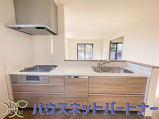 ビルトイン食器洗乾燥機完備。家事のお手伝いをしてくれる奥様の味方です。食器を洗っている間にお掃除など、様々なシーンで家事の時短に役立つ食洗機。省スペースのビルトインタイプを採用致しました。