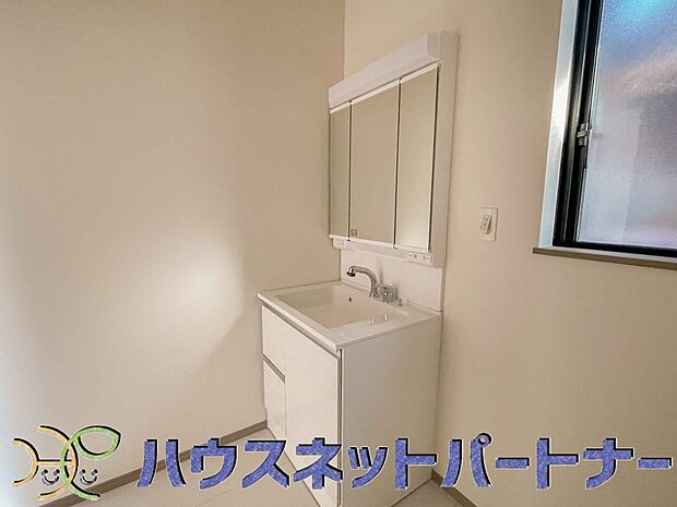 明るい清潔感のある洗面所は、鏡も大きくシンクが広々。朝の支度も楽にこなせます。