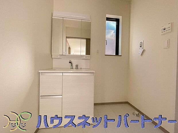 洗面室のある脱衣所は広々。脱いだお洋服をそのままお洗濯。